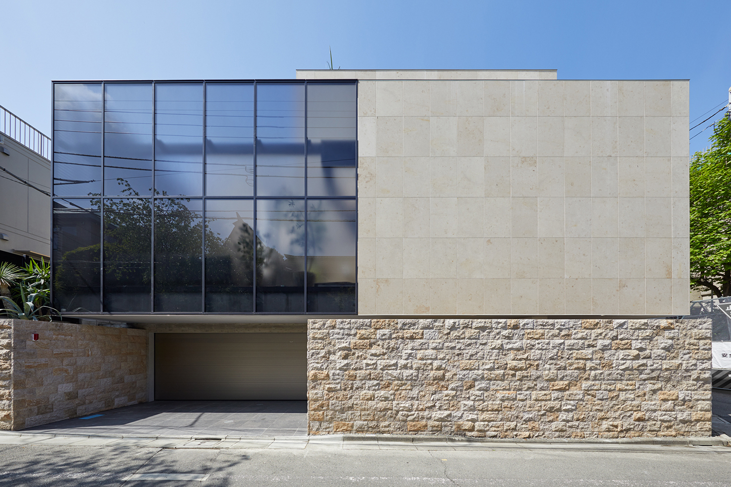 フロントサッシとグレーのタイルの外壁で、ビルトインガレージがある住宅・デザイン住宅 注文住宅・デザイン住宅建築実例_『CASE678 K邸(社長の邸宅)』_外観