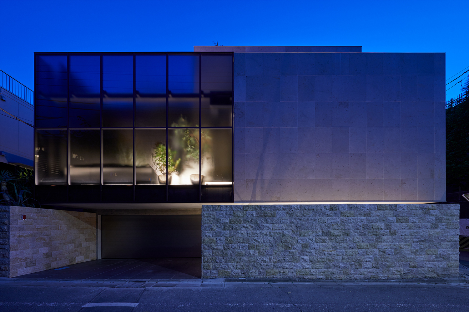 フロントサッシから、室内の観葉植物が見える住宅・デザイン住宅 注文住宅・デザイン住宅建築実例_『CASE678 K邸(社長の邸宅)』_外観