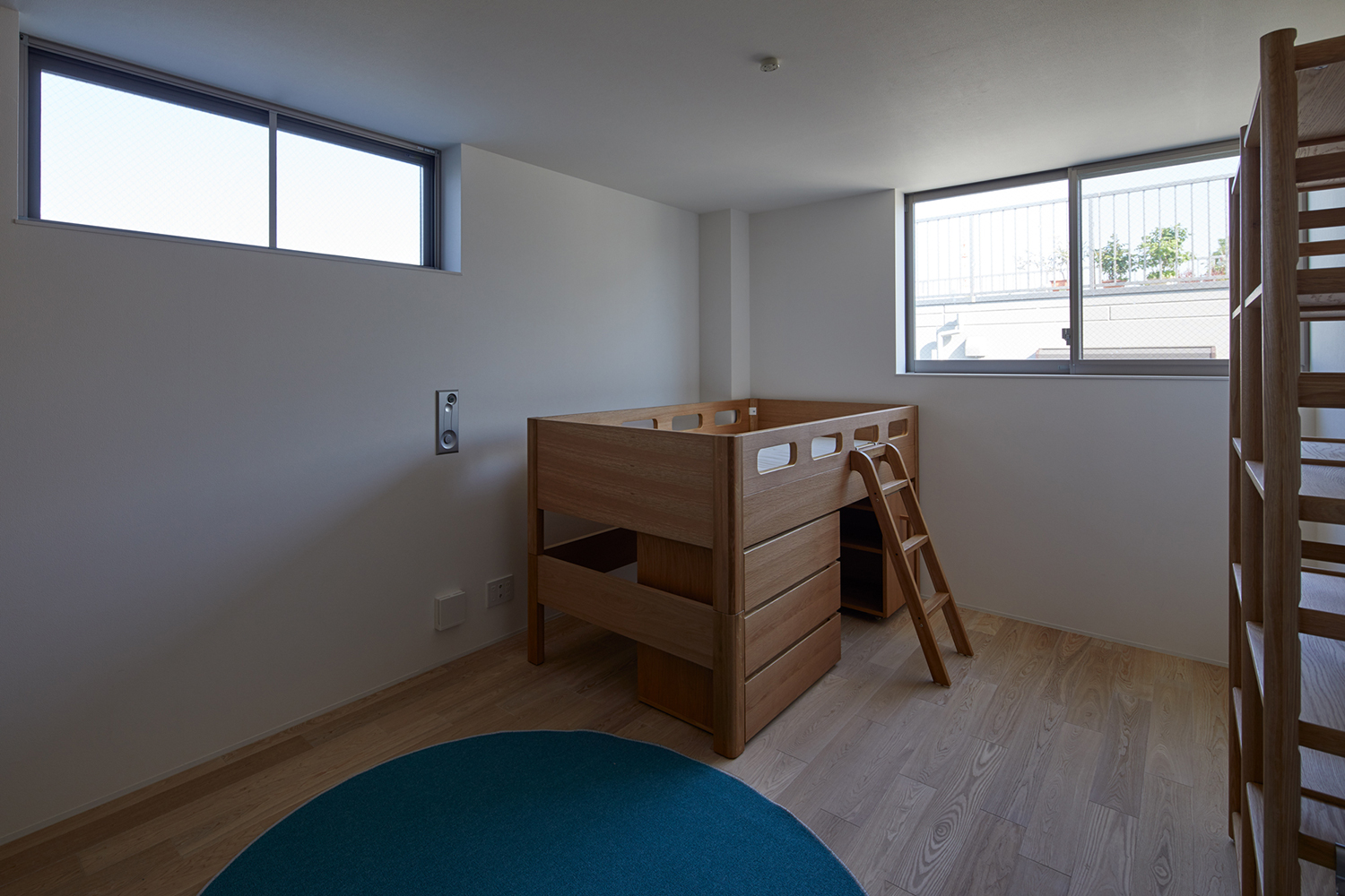 階段付きのベビーベッドが置かれた部屋・デザイン住宅 注文住宅・デザイン住宅建築実例_『CASE678 K邸(社長の邸宅)』_子供部屋