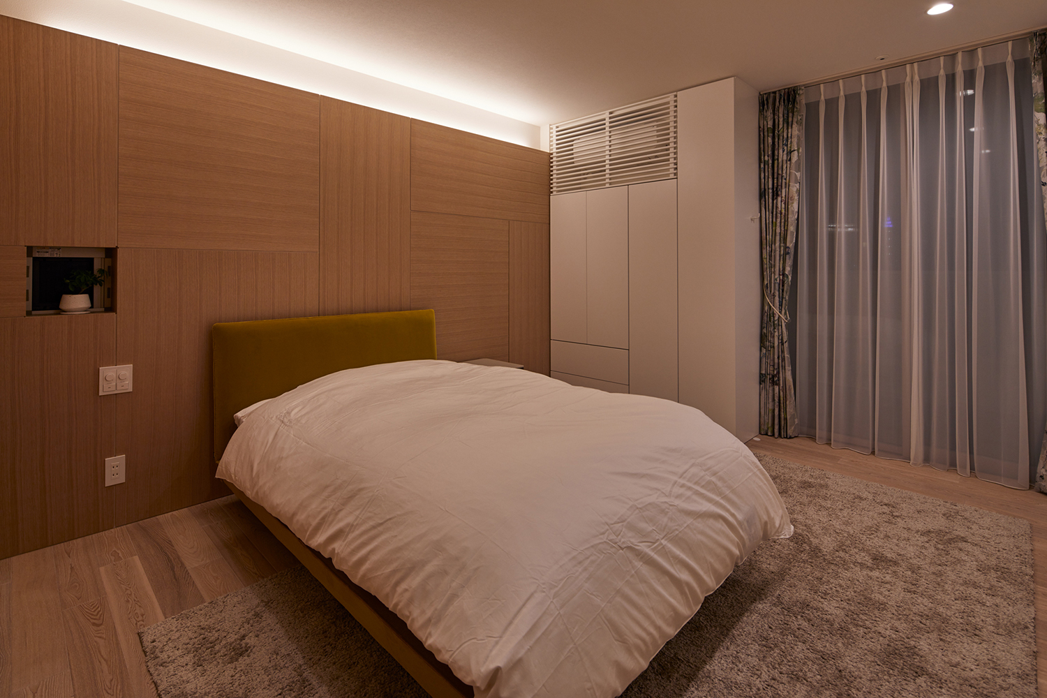 ヘッドボードの上に間接照明が設けられた寝室・デザイン住宅 注文住宅・デザイン住宅建築実例_『CASE678 K邸(社長の邸宅)』_寝室