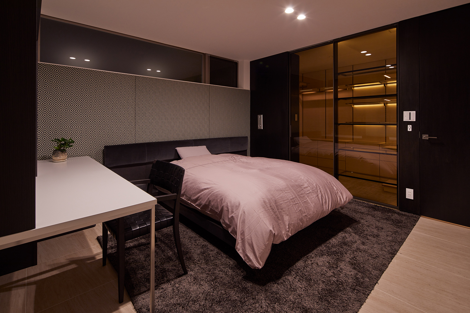 ガラス越しにウォークインクローゼットの様子が見える、デスクのある寝室・デザイン住宅 注文住宅・デザイン住宅建築実例_『CASE678 K邸(社長の邸宅)』_寝室