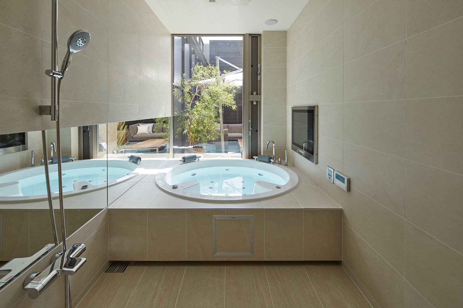 窓から植栽が見える、丸いバスタブの浴室・デザイン住宅 注文住宅・デザイン住宅建築実例_『CASE678 K邸(社長の邸宅)』_浴室・洗面所