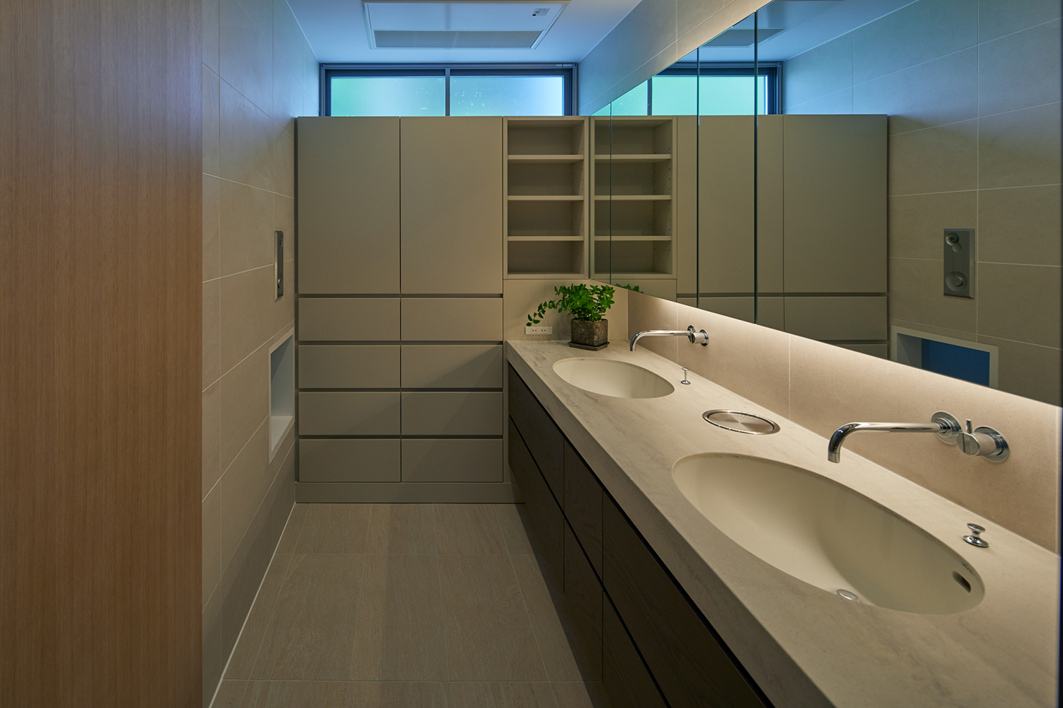 造作の洗面ボウルが二つ並んだ洗面所・デザイン住宅 注文住宅・デザイン住宅建築実例_『CASE678 K邸(社長の邸宅)』_浴室・洗面所