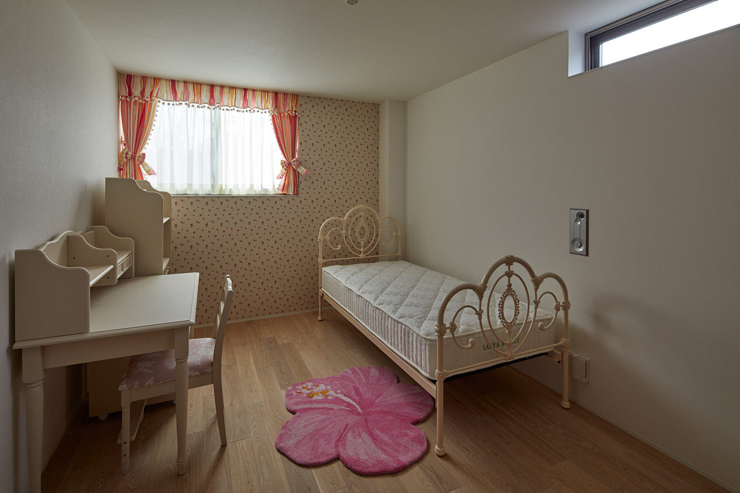 白を基調としたベッドやデスクが置かれ、ピンクのアクセントクロスがある部屋・デザイン住宅 注文住宅・デザイン住宅建築実例_『CASE678 K邸(社長の邸宅)』_子供部屋