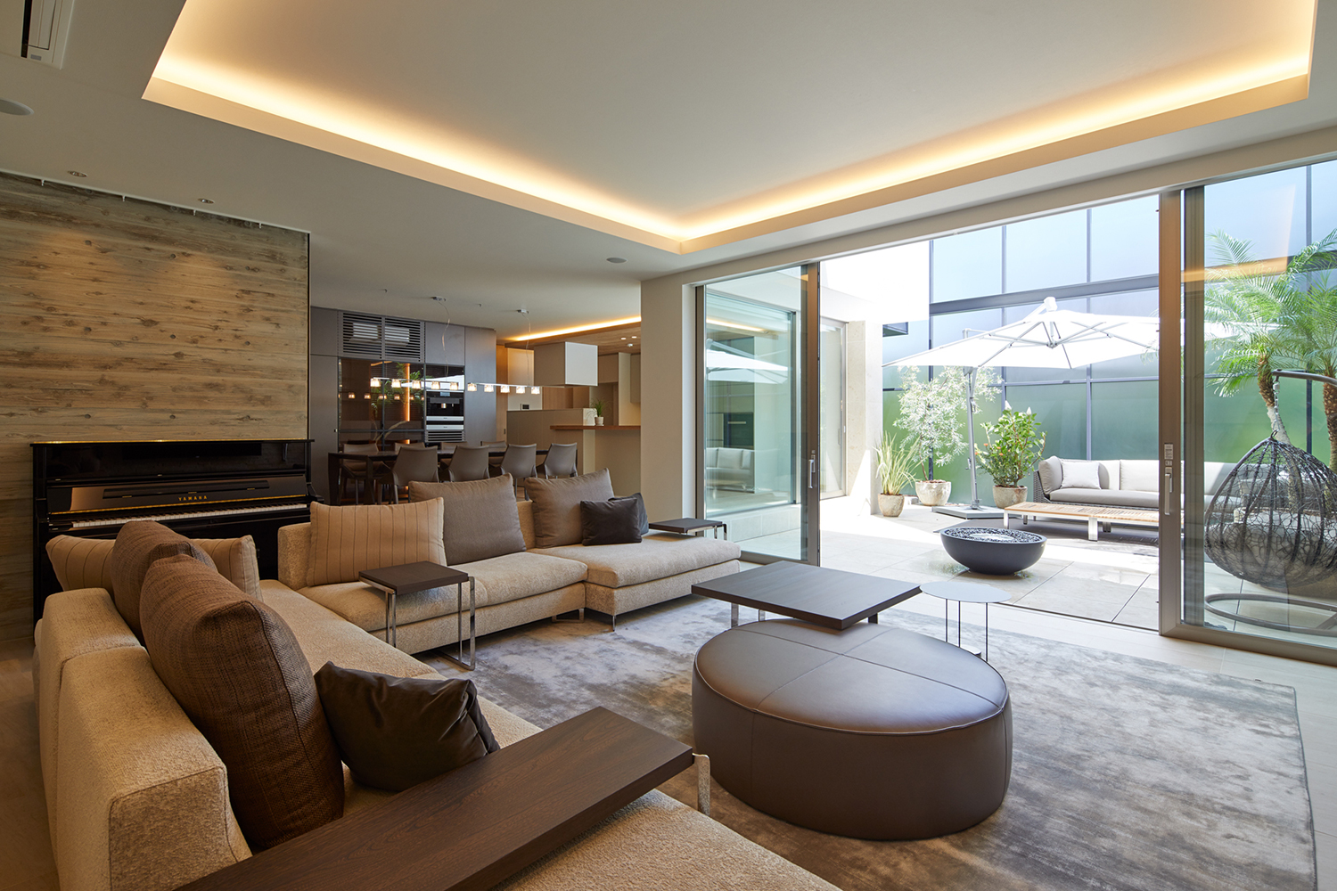 天井に間接照明を仕込み、大きな窓からバルコニーへと続くLDK・デザイン住宅 注文住宅・デザイン住宅建築実例_『CASE678 K邸(社長の邸宅)』_LDK