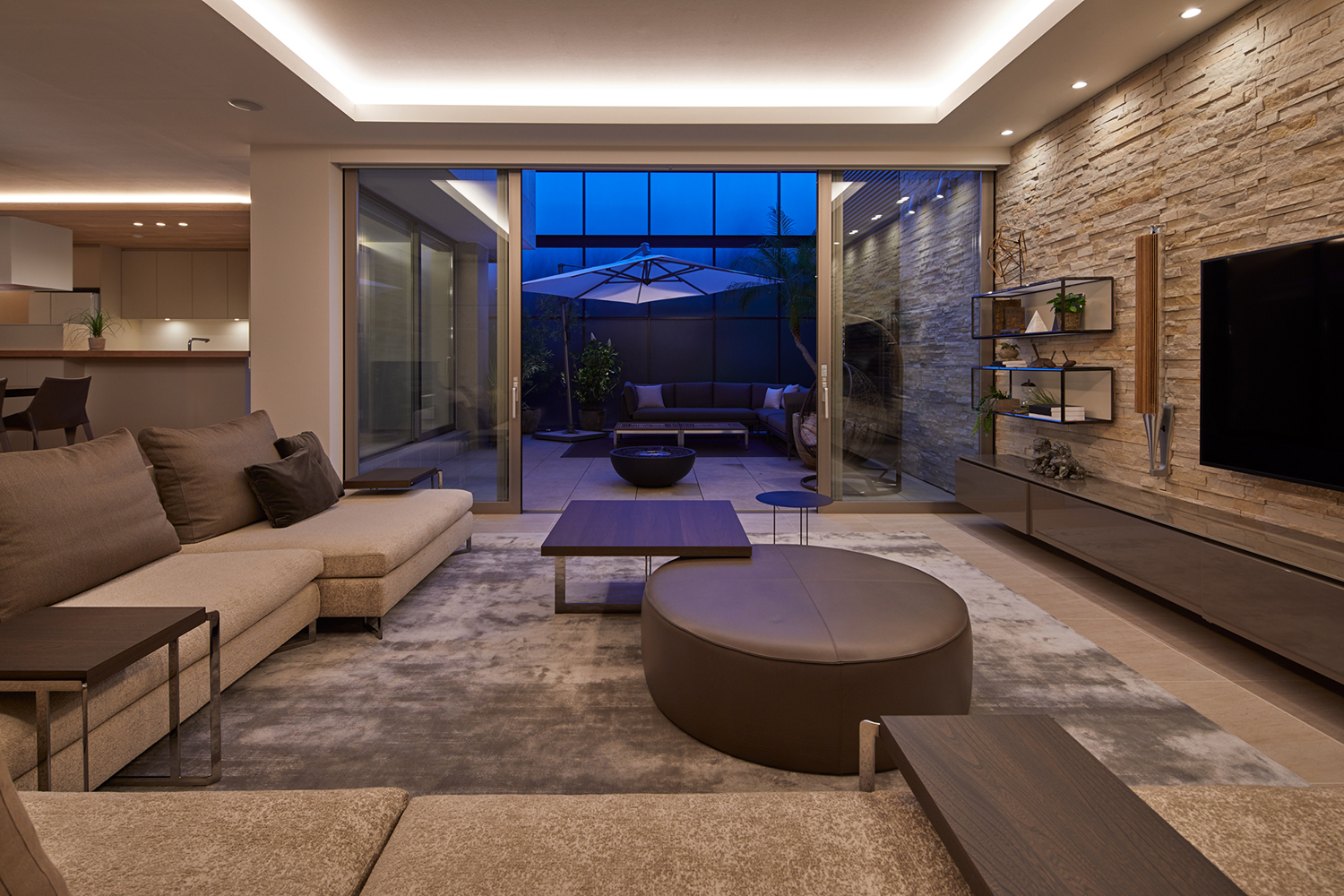 ソファーの正面からバルコニーが見える様子・デザイン住宅 注文住宅・デザイン住宅建築実例_『CASE678 K邸(社長の邸宅)』_LDK