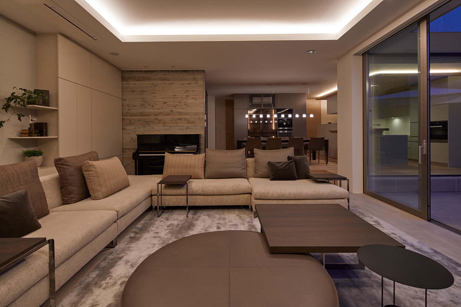 天井の間接照明がLDK全体を照らす様子・デザイン住宅 注文住宅・デザイン住宅建築実例_『CASE678 K邸(社長の邸宅)』_LDK