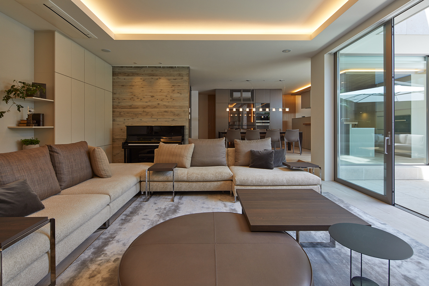 L字型のソファーが置かれているLDK・デザイン住宅 注文住宅・デザイン住宅建築実例_『CASE678 K邸(社長の邸宅)』_LDK