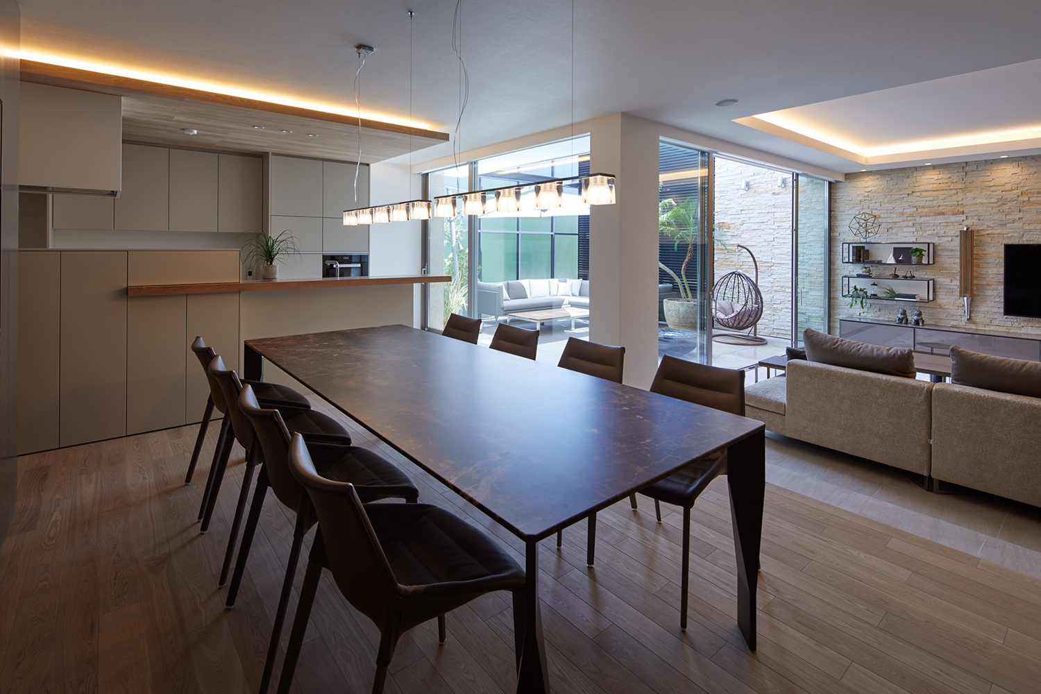 八人掛けのダイニングテーブルが置かれているLDK・デザイン住宅 注文住宅・デザイン住宅建築実例_『CASE678 K邸(社長の邸宅)』_キッチン