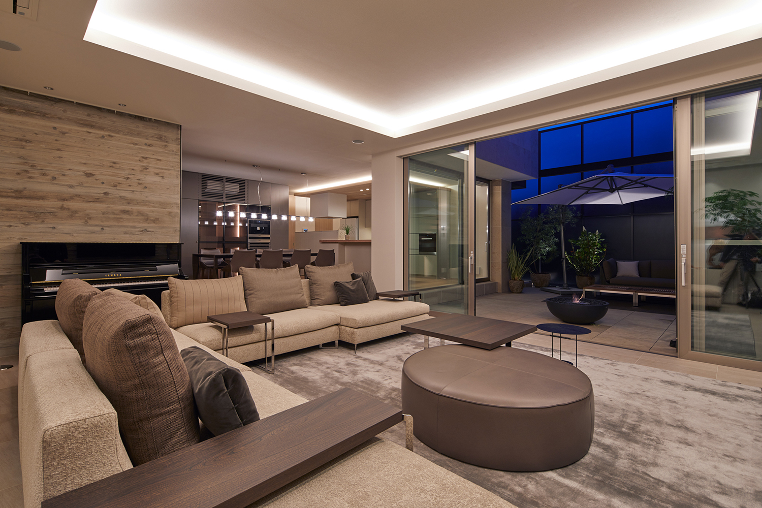 ブラウンやベージュのインテリアが置かれたLDK・デザイン住宅 注文住宅・デザイン住宅建築実例_『CASE678 K邸(社長の邸宅)』_LDK