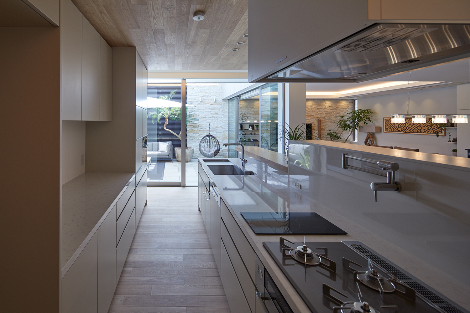 バルコニーの様子が見えるキッチン・デザイン住宅 注文住宅・デザイン住宅建築実例_『CASE678 K邸(社長の邸宅)』_キッチン