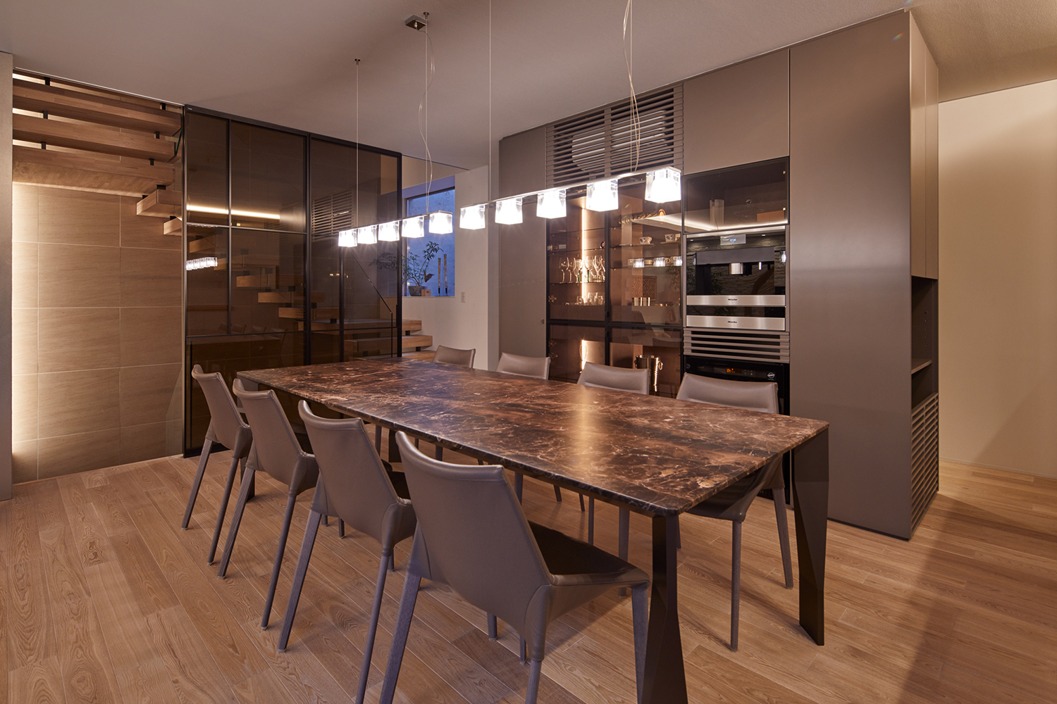 八人掛けのダイニングテーブルの上にペンダントライトが照らされている様子・デザイン住宅 注文住宅・デザイン住宅建築実例_『CASE678 K邸(社長の邸宅)』_LDK