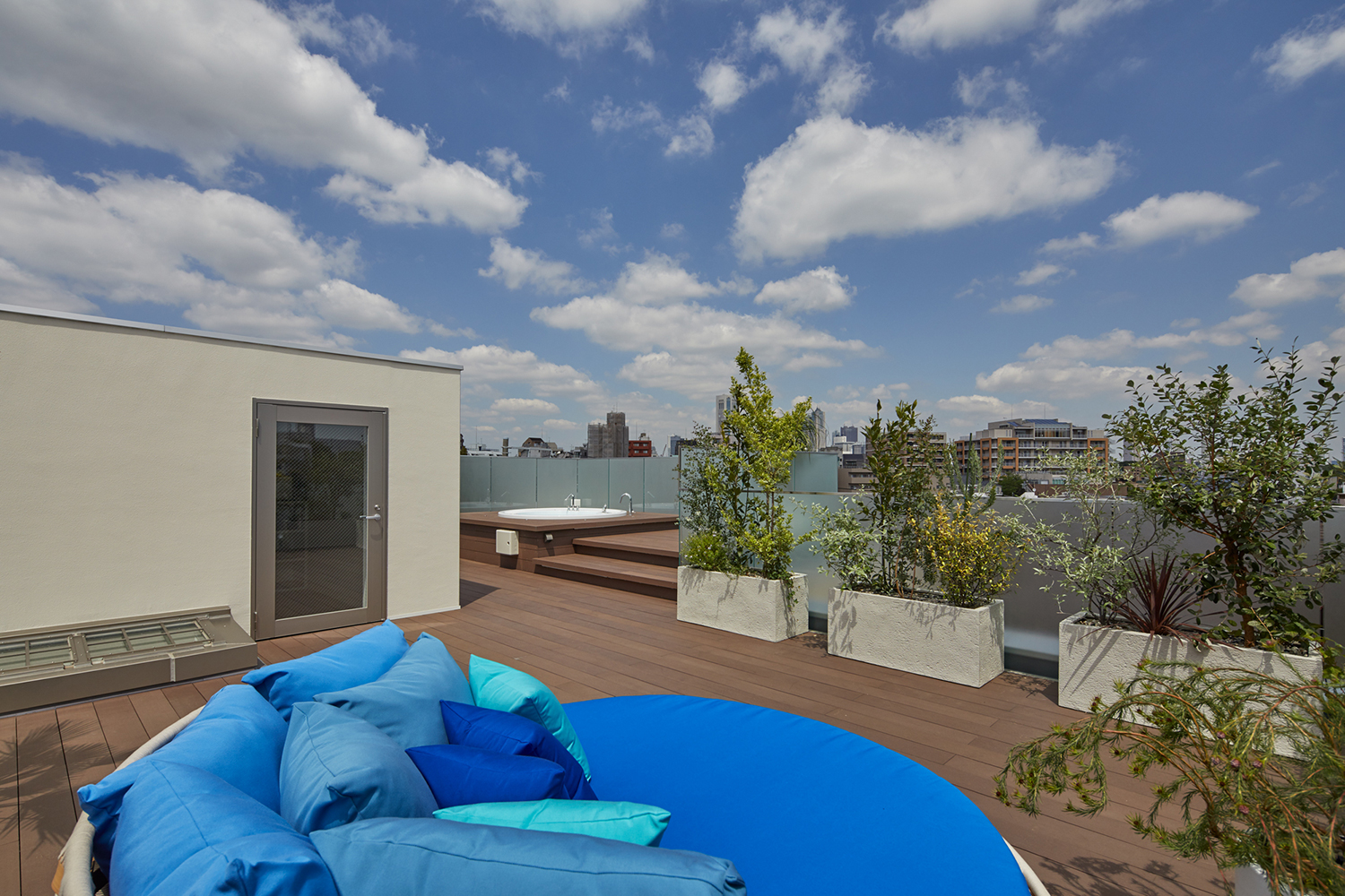 青い丸いベッドが置かれた屋上テラス・デザイン住宅 注文住宅・デザイン住宅建築実例_『CASE678 K邸(社長の邸宅)』_テラス・バルコニー