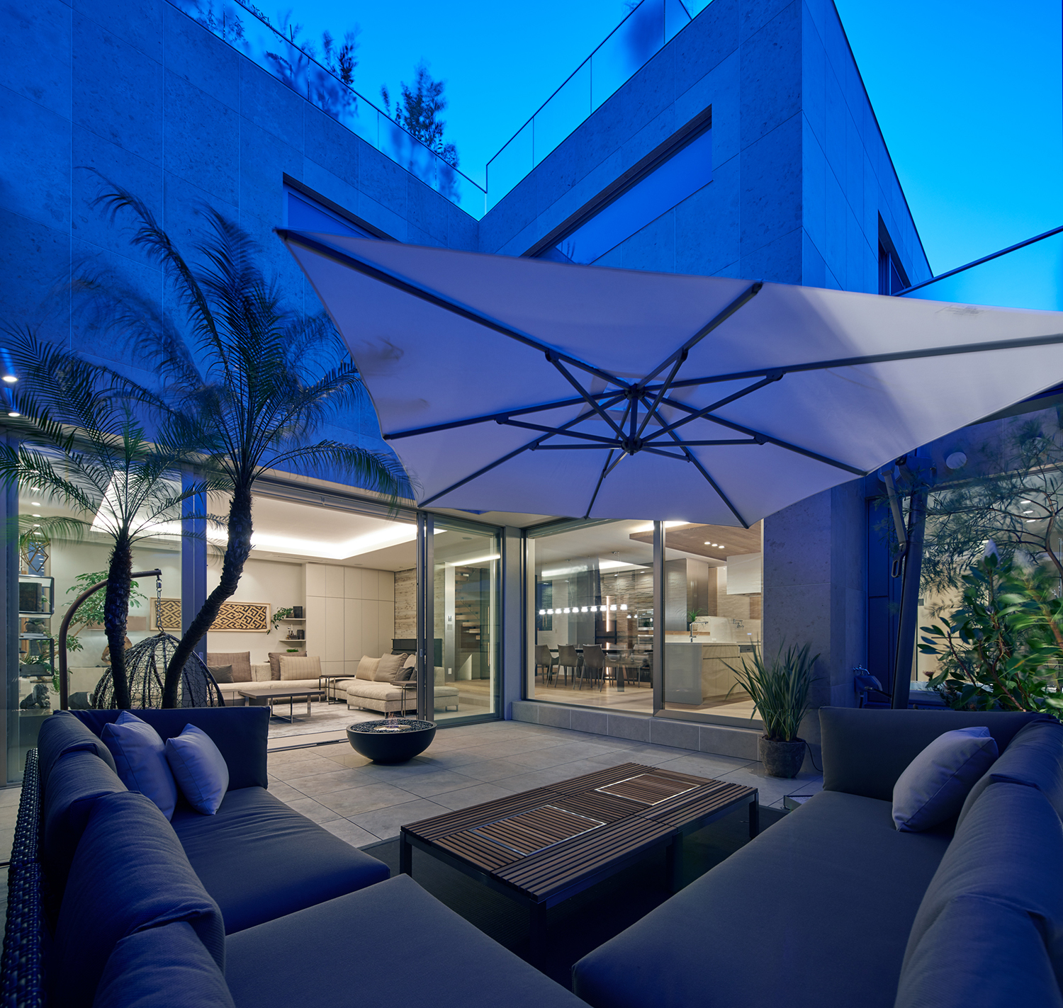 L字型のソファーからLDKの様子が見渡せるバルコニー・デザイン住宅 注文住宅・デザイン住宅建築実例_『CASE678 K邸(社長の邸宅)』_テラス・バルコニー