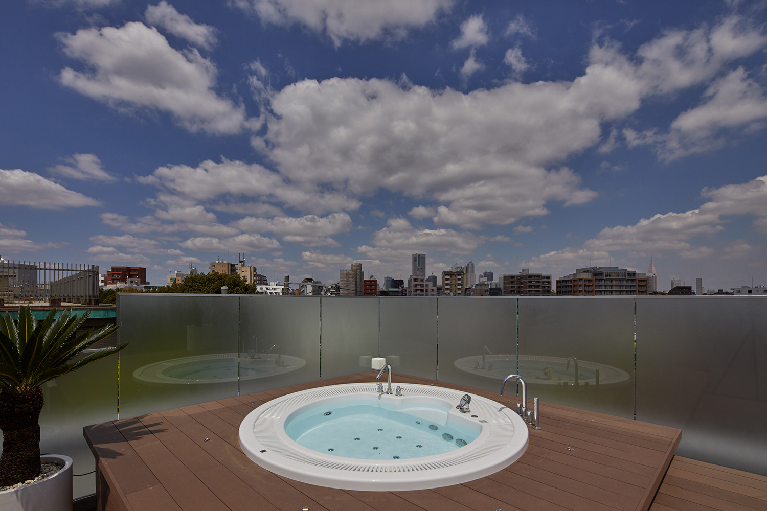 丸いプールが置かれ、目隠しが設けられた屋上テラス・デザイン住宅 注文住宅・デザイン住宅建築実例_『CASE678 K邸(社長の邸宅)』_テラス・バルコニー