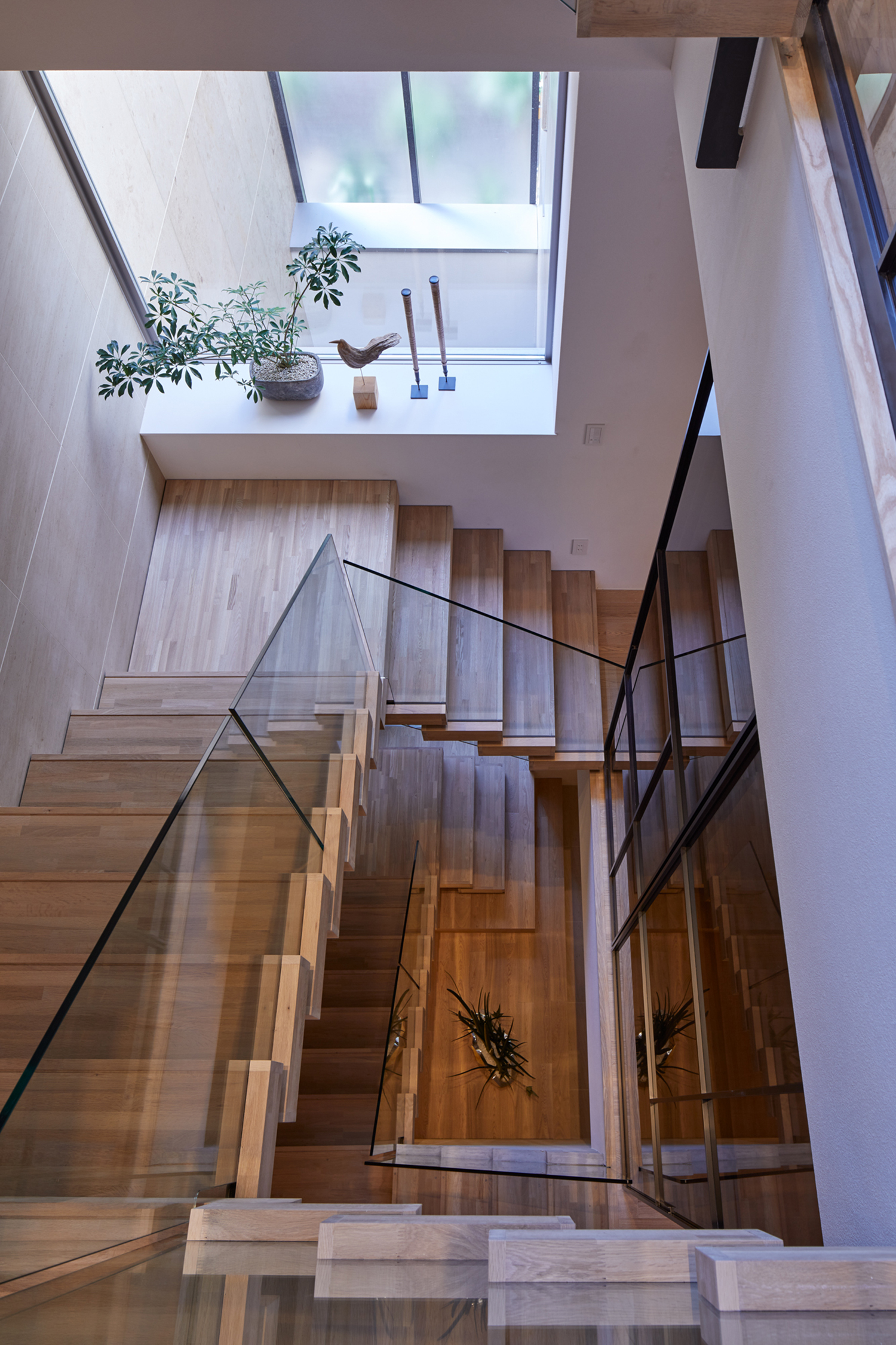 三階部分かららせん状になった階段を見下ろした様子・デザイン住宅 注文住宅・デザイン住宅建築実例_『CASE678 K邸(社長の邸宅)』_階段