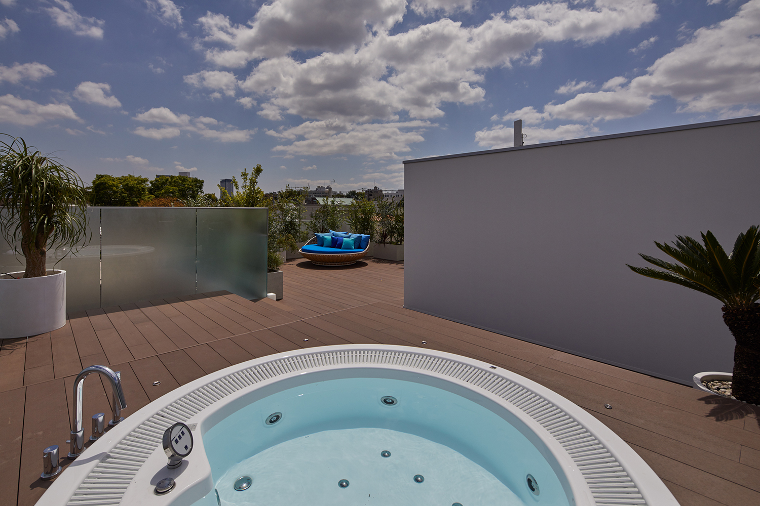 丸いプールから青いベッドの様子が見えるウッドデッキの屋上テラス・デザイン住宅 注文住宅・デザイン住宅建築実例_『CASE678 K邸(社長の邸宅)』_テラス・バルコニー