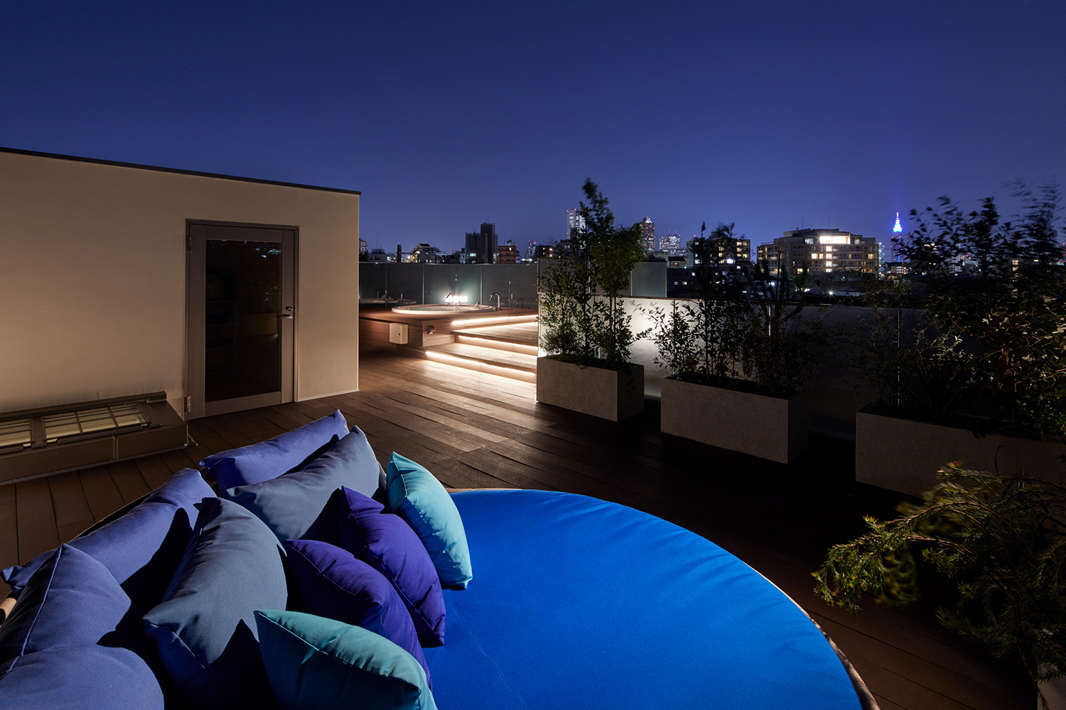 ウッドデッキの階段に間接照明が取り付けられた屋上テラス・デザイン住宅 注文住宅・デザイン住宅建築実例_『CASE678 K邸(社長の邸宅)』_テラス・バルコニー