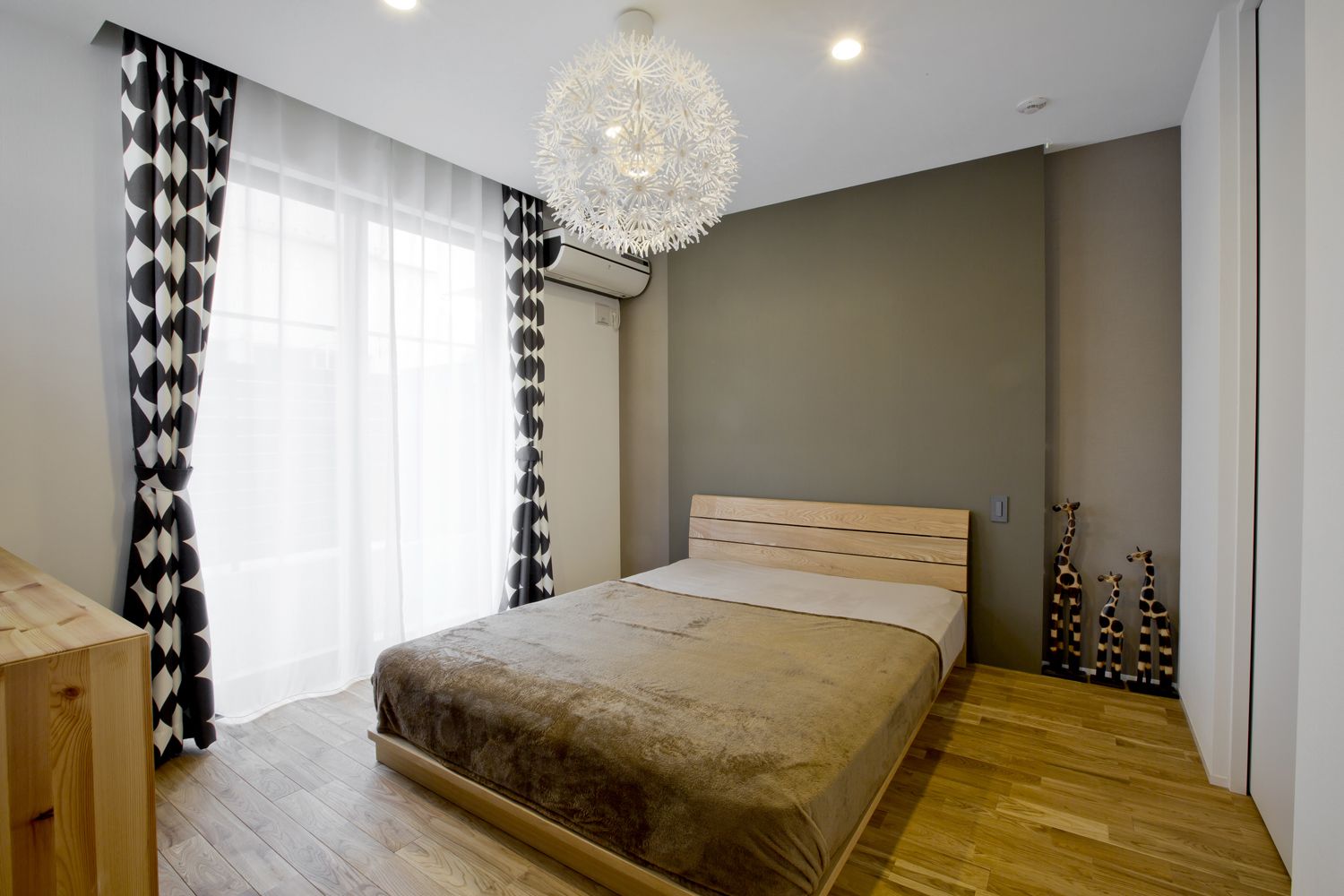 丸い間接照明を取り付けたシンプルな寝室・デザイン住宅