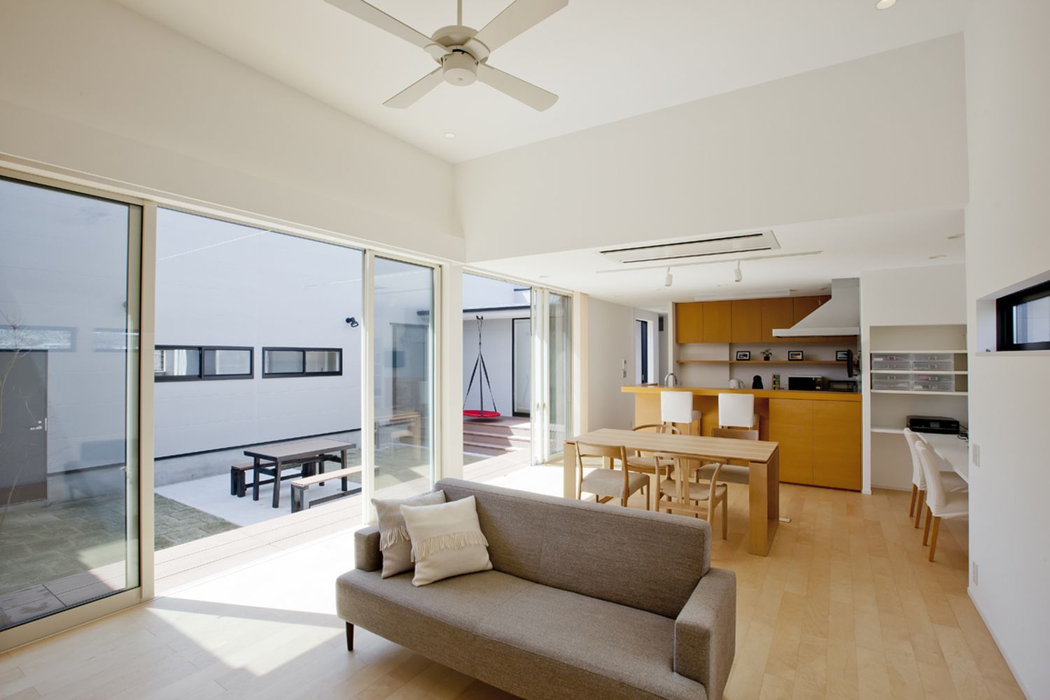 縁側付きの中庭に面した大きな窓がある開放的なLDK・デザイン住宅