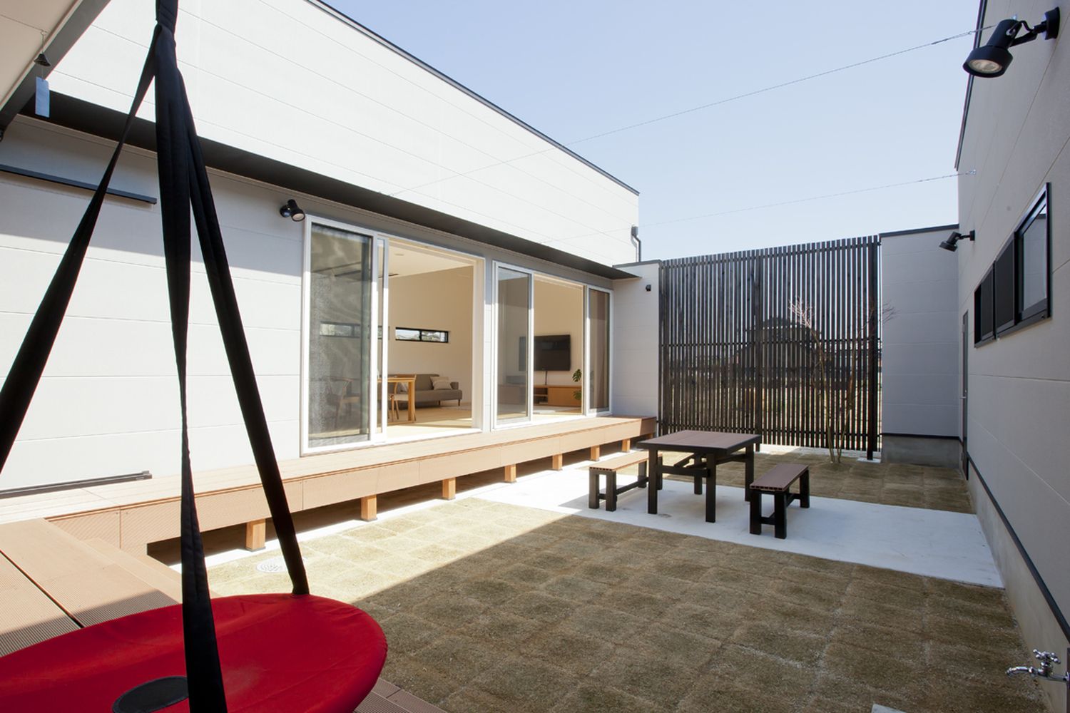 椅子やテーブルを置いた縁側に囲まれた中庭・デザイン住宅