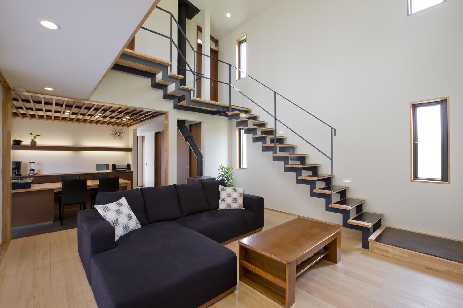 吹き抜けにリビングイン階段がある開放的なLDK・デザイン住宅