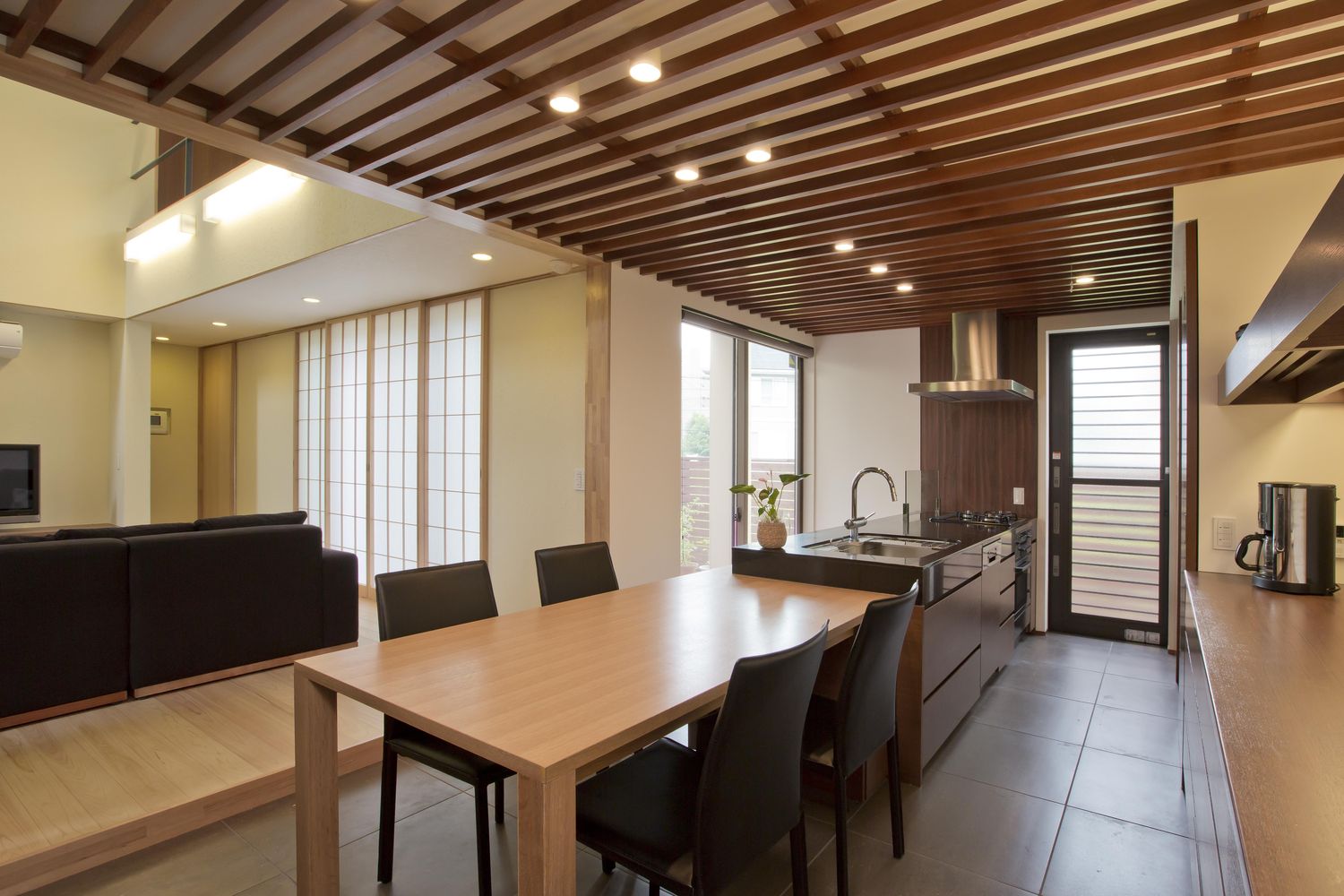 土間にキッチンがある木目の天井の和風なLDK・デザイン住宅