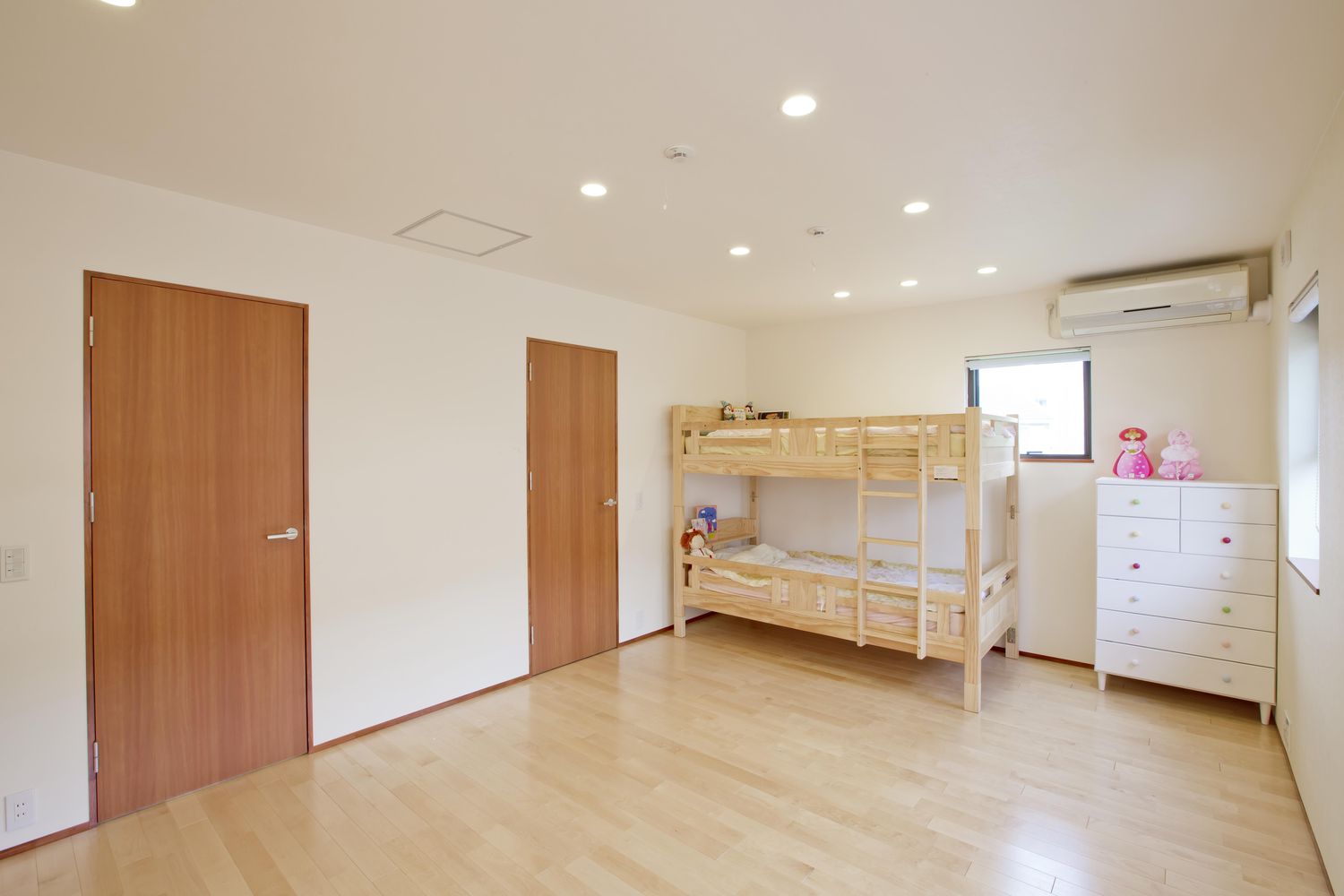 ドアが二つある左右対称なLDK・デザイン住宅