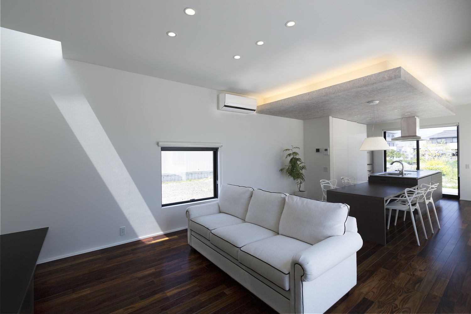 天井の一部に天窓を取り付けたモノトーンのLDK・デザイン住宅