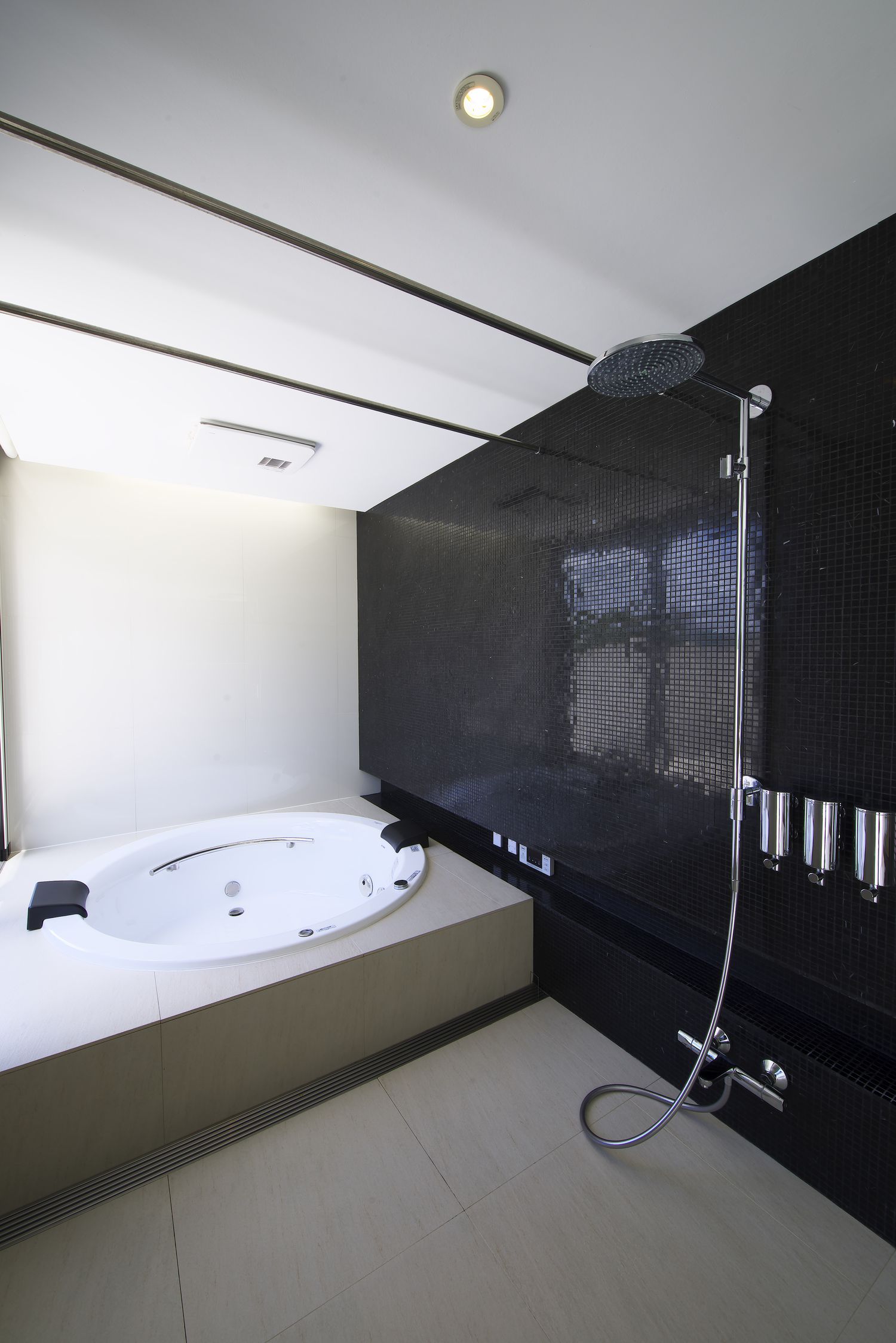 モノトーンで丸い浴槽のホテルライクな浴室・デザイン住宅