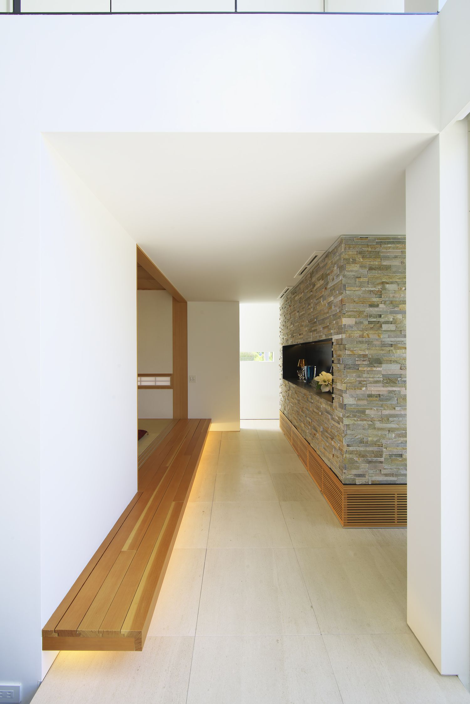 足元に間接照明を取り付けた廊下・デザイン住宅