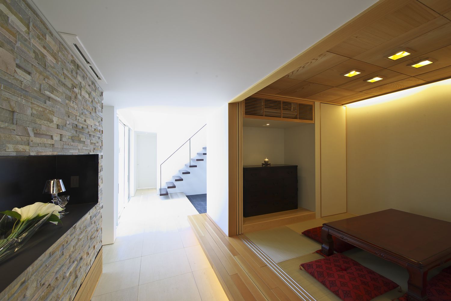 廊下に面した、間接照明付きのモダンな和室・デザイン住宅