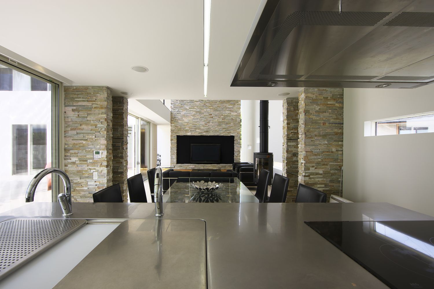 ステンレスの対面キッチンがある高級感あるLDK・デザイン住宅