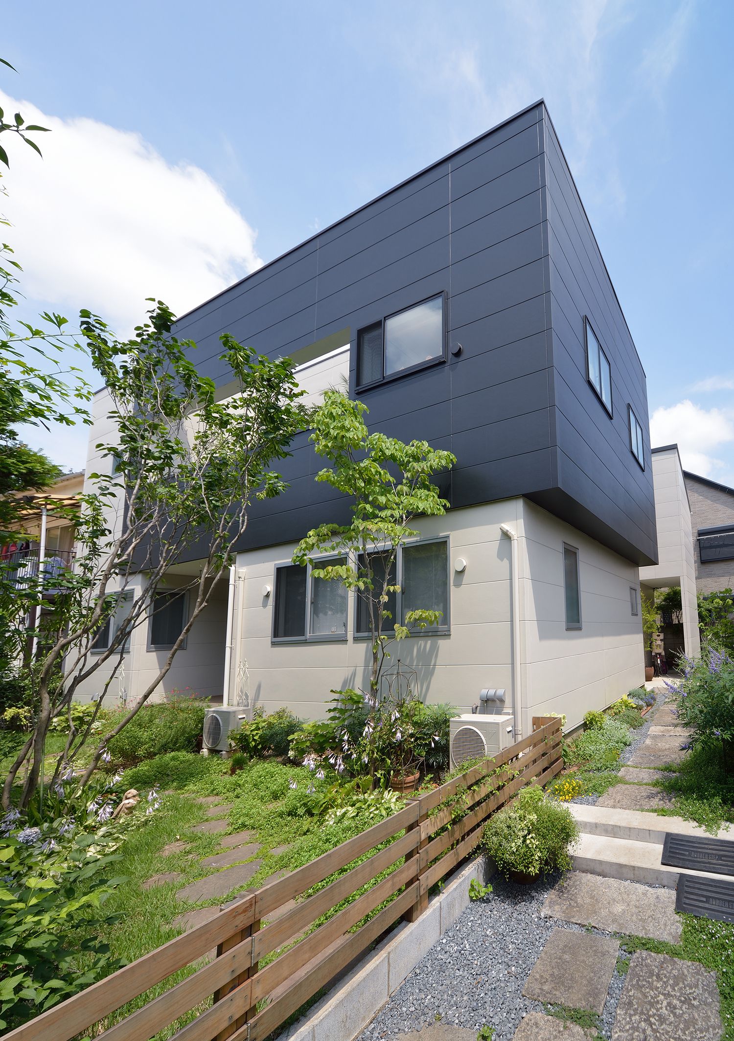 デザイン住宅建築実例_外観・注文住宅『CASE309 内外空間が繋がる家』の建築実例・施⼯例の写真・建物外観全体