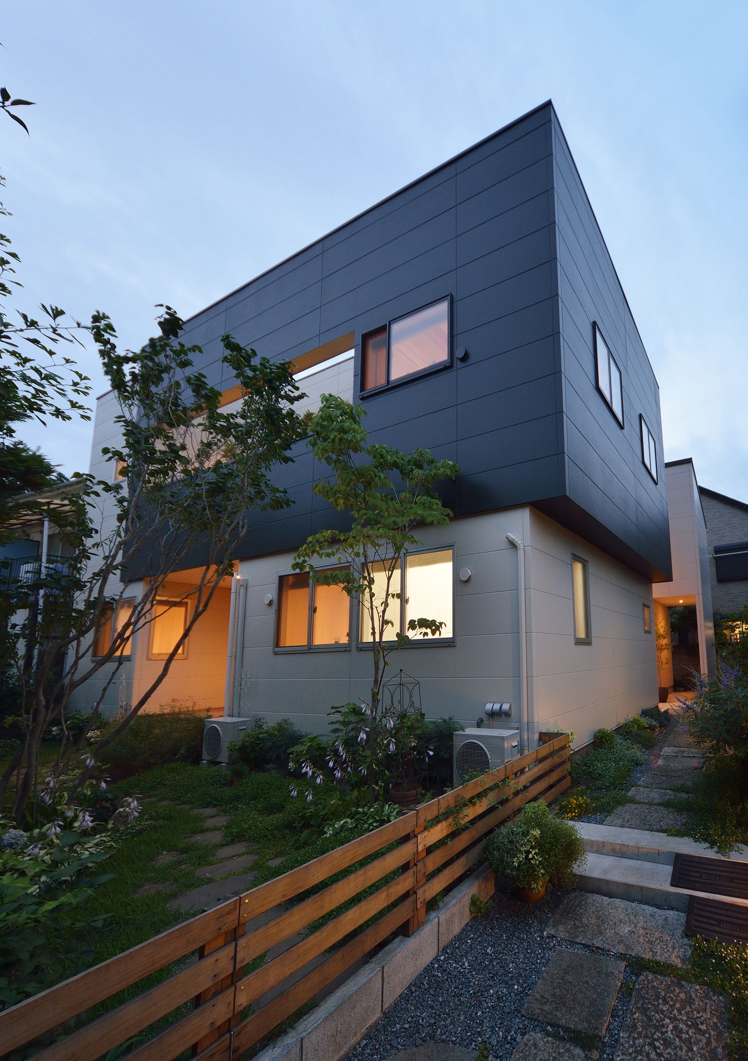 キューブを二つ重ねたモノトーンの外観の家・デザイン住宅