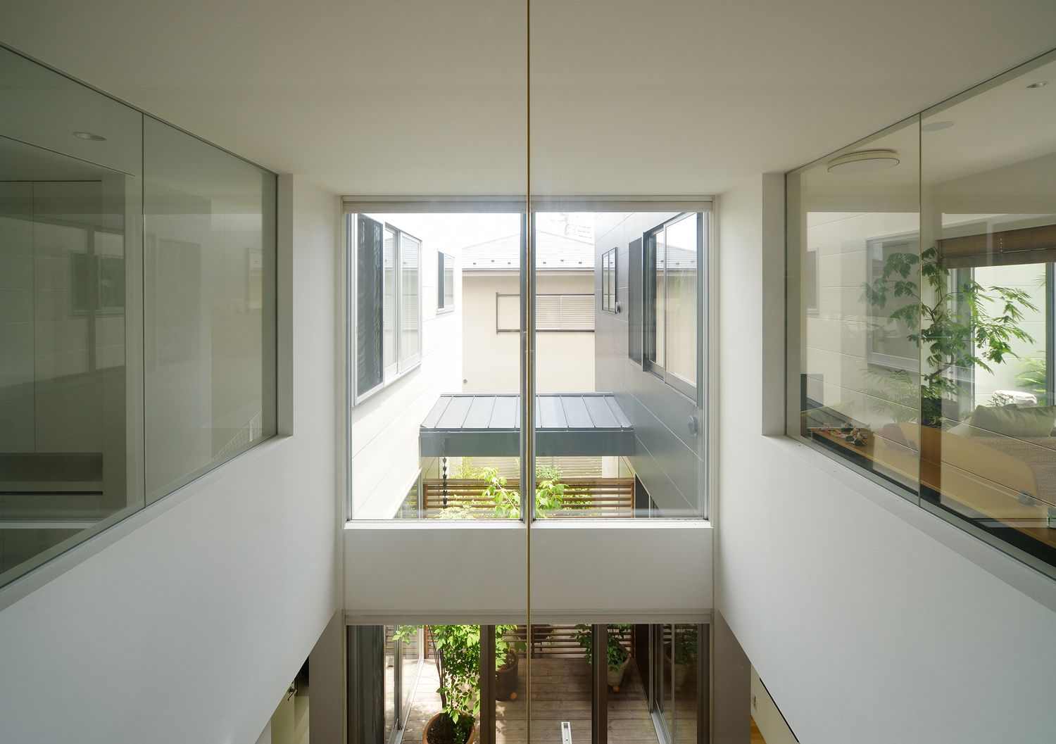 ガラス窓に囲まれた吹き抜け部分・デザイン住宅