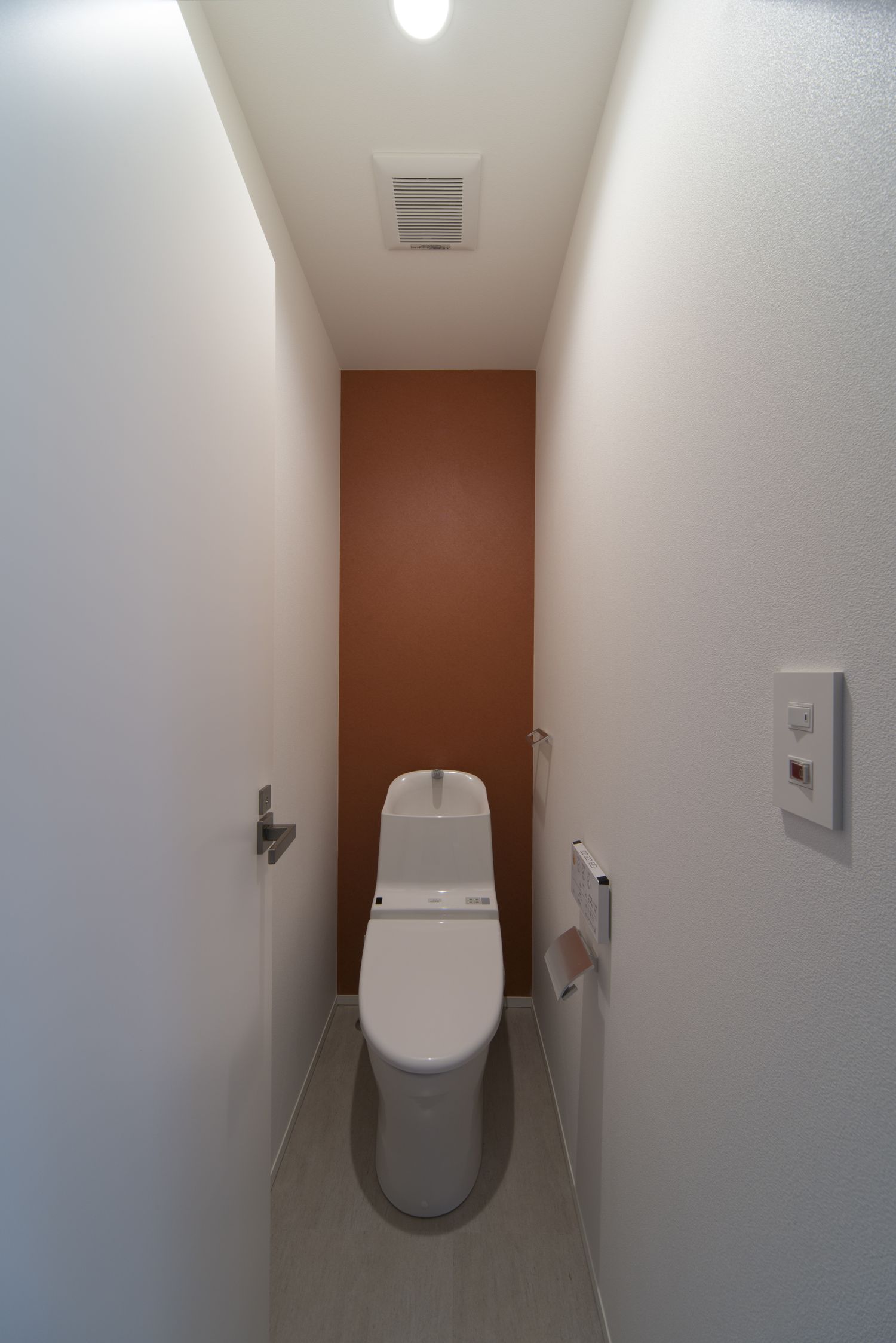 アクセントクロスがあるコンパクトなトイレ・デザイン住宅