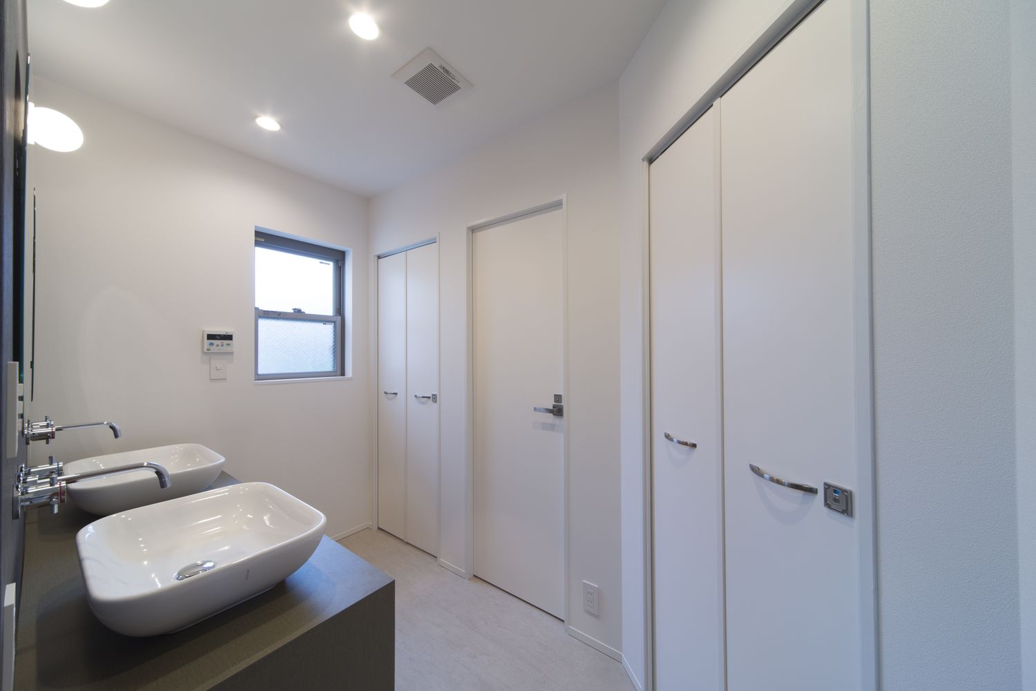 ダブルボウルのシンプルで明るい洗面所・デザイン住宅