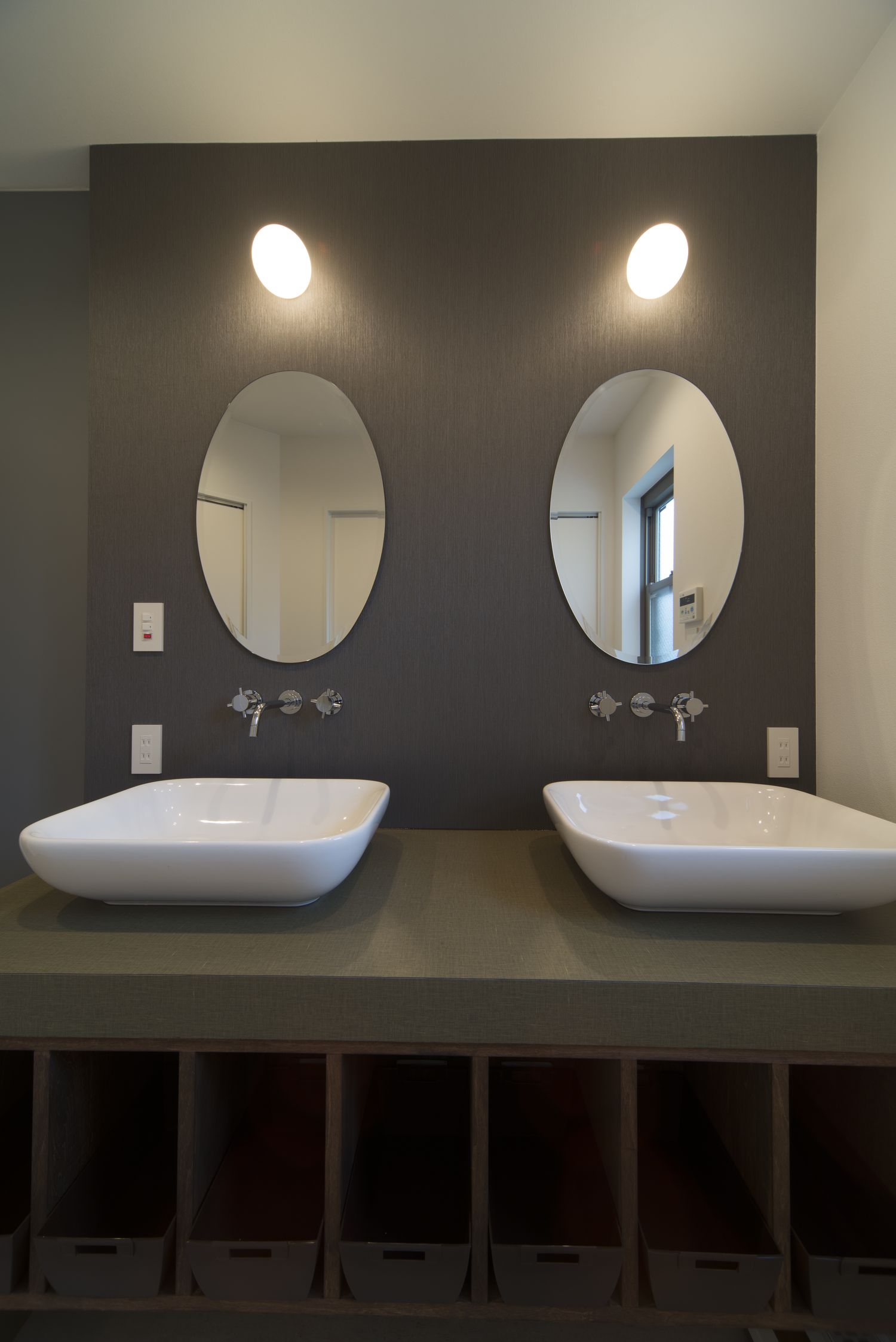 ダブルボウルで壁付け水栓があるシンプルでおしゃれな洗面所・デザイン住宅