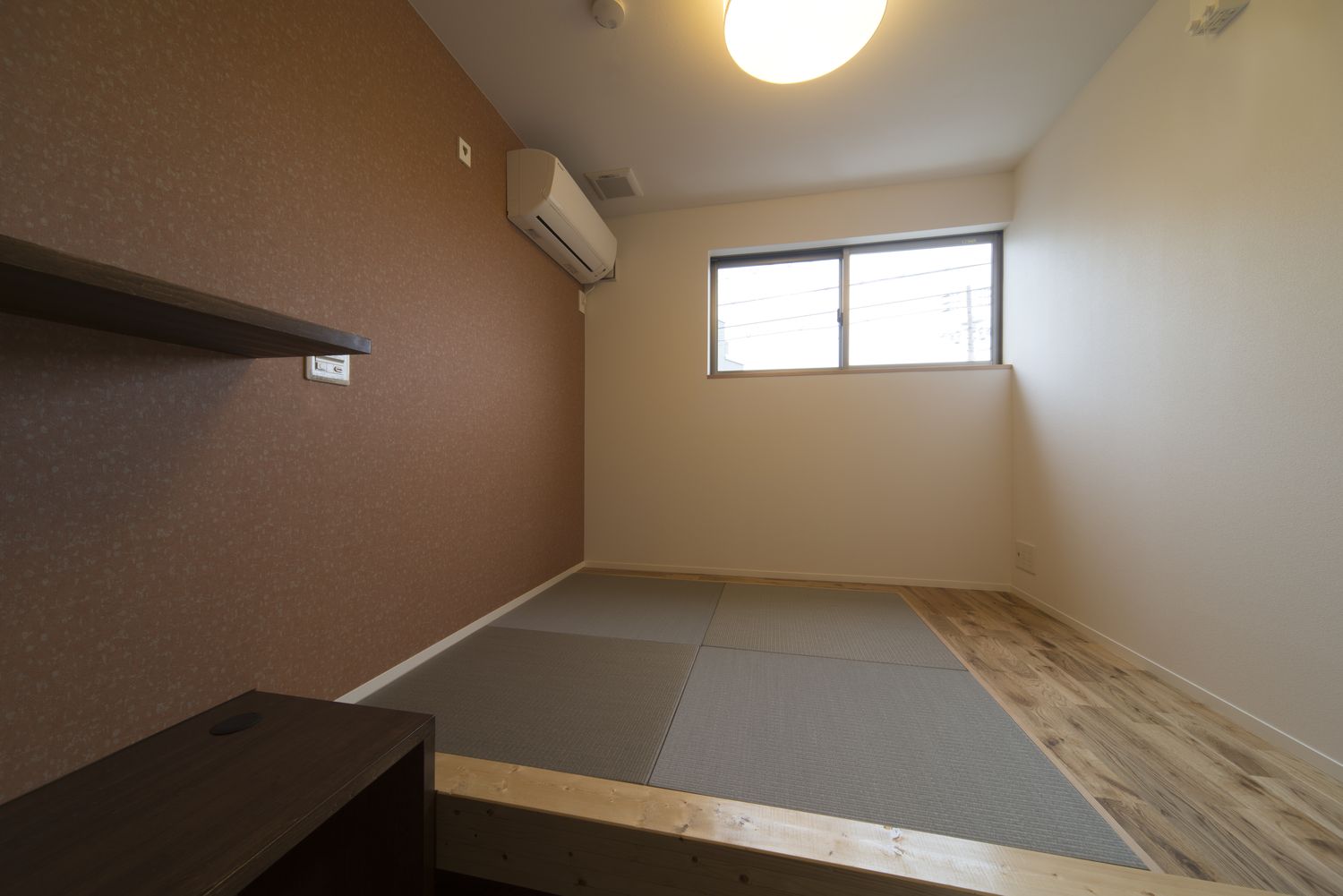 フローリングの中に琉球畳があるモダンな和室・デザイン住宅