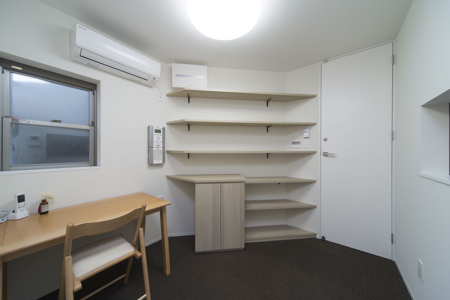 壁付けの可動棚と勉強机があるコンパクトな子供部屋・デザイン住宅