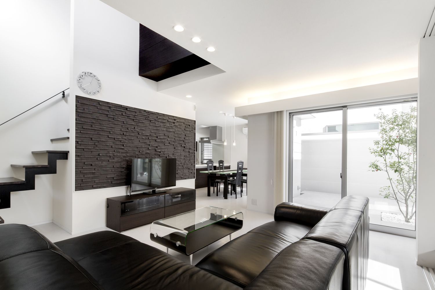 中庭に面した窓がある、モノトーンで高級感のあるLDK・デザイン住宅