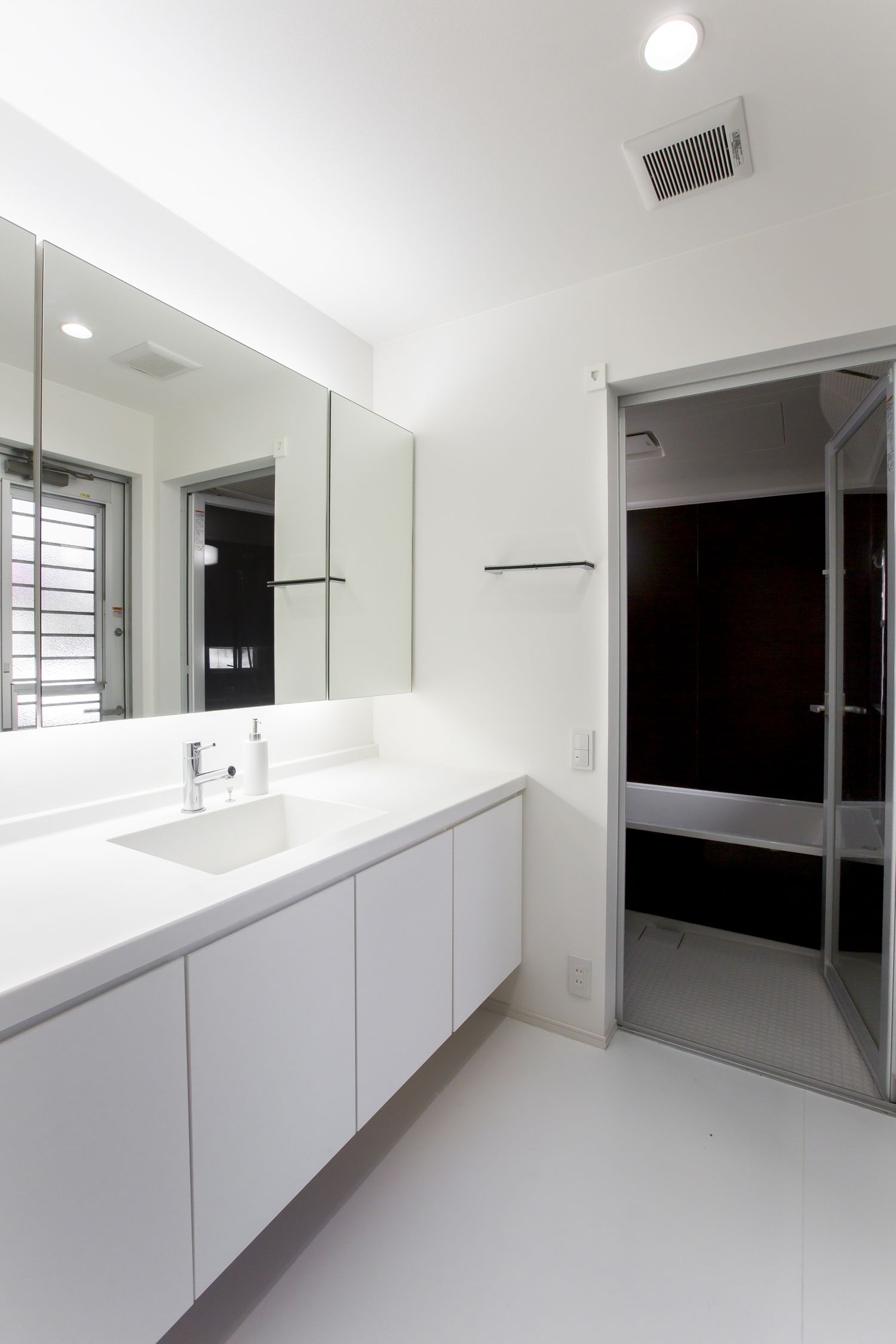 白で統一したシンプルで清潔感のある洗面所・デザイン住宅