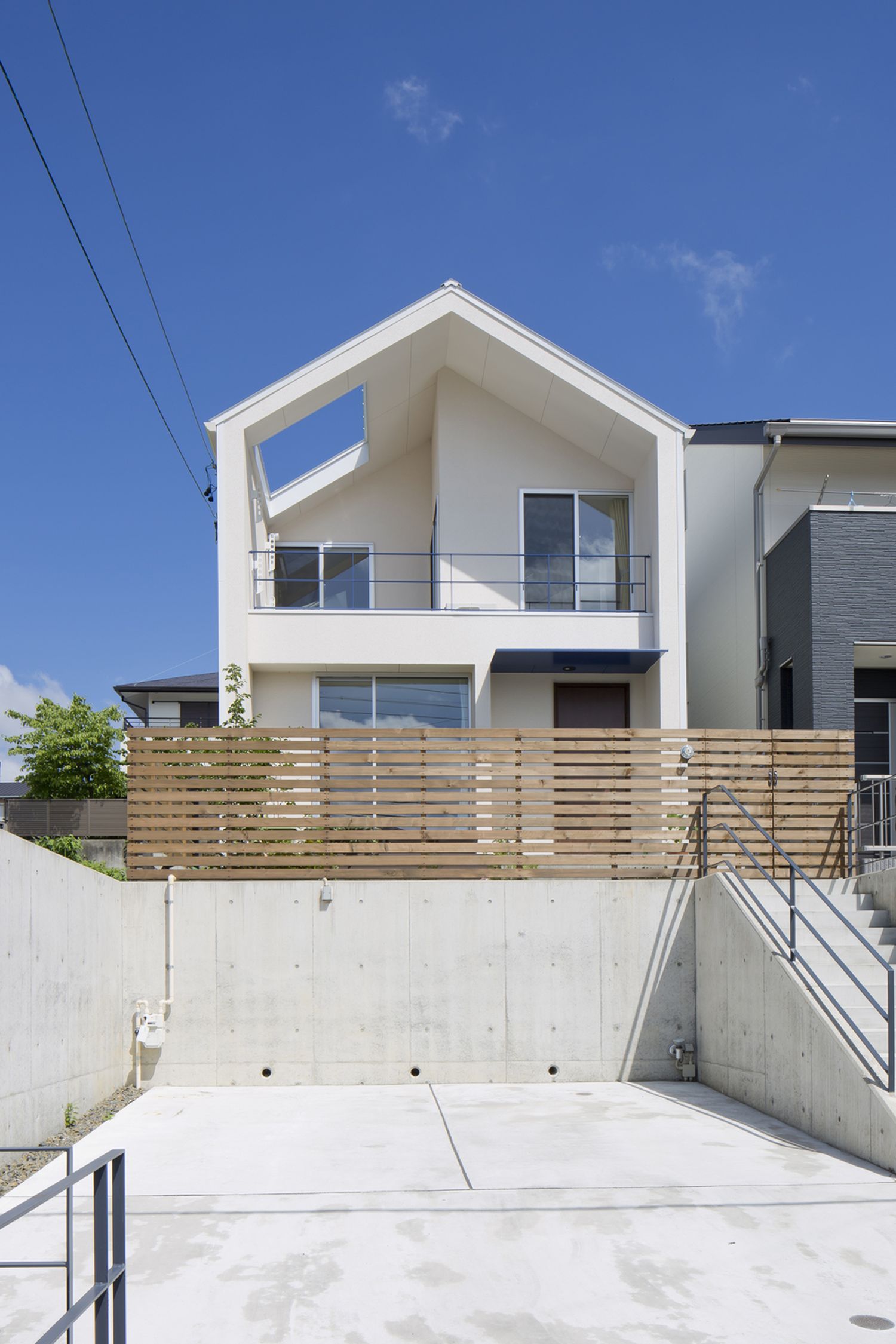 デザイン住宅建築実例_外観・注文住宅『CASE325 木漏れ日とくらす家』の建築実例・施⼯例の写真・建物外観全体