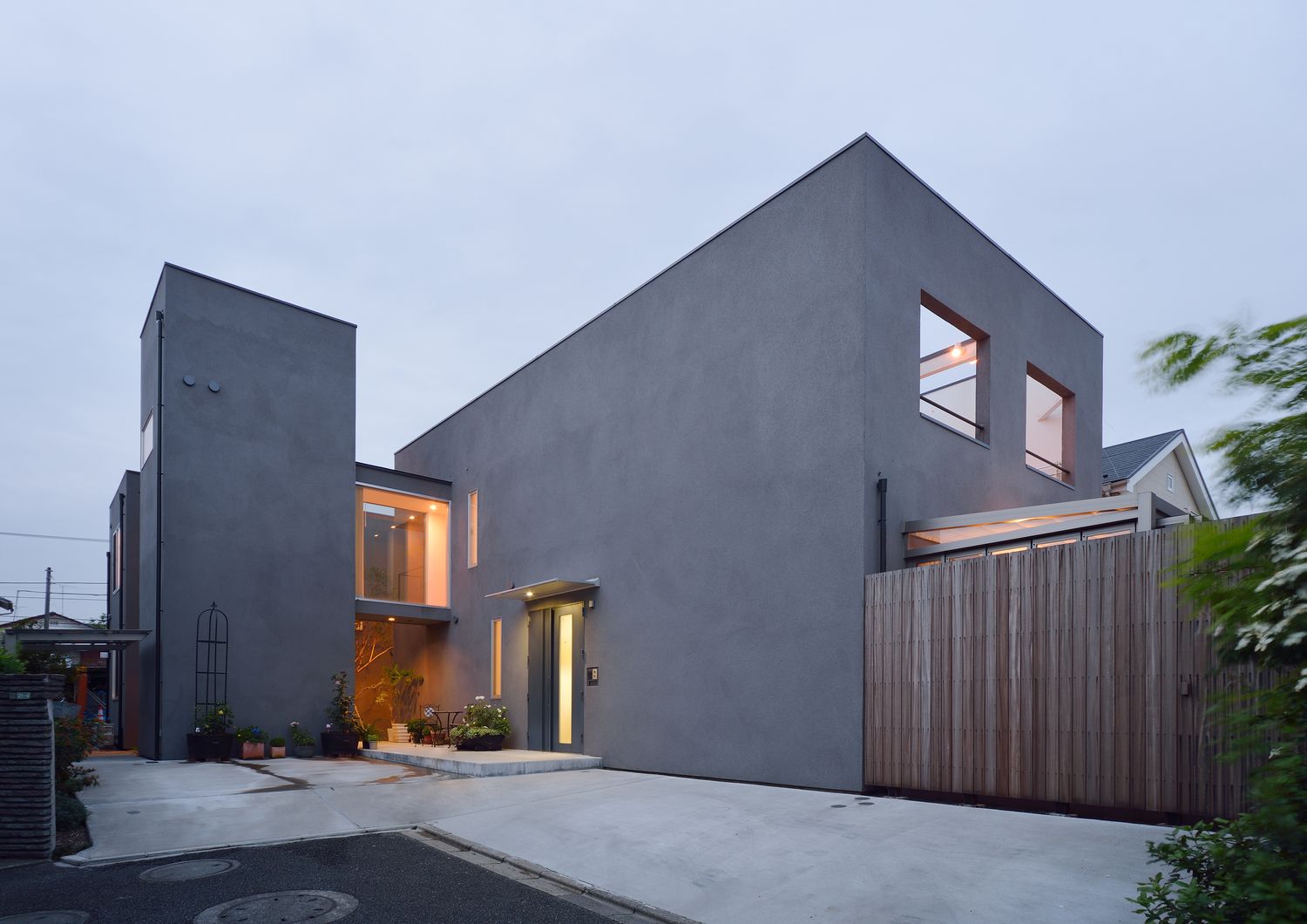 グレーの外壁で窓が少ないおしゃれな家・デザイン住宅
