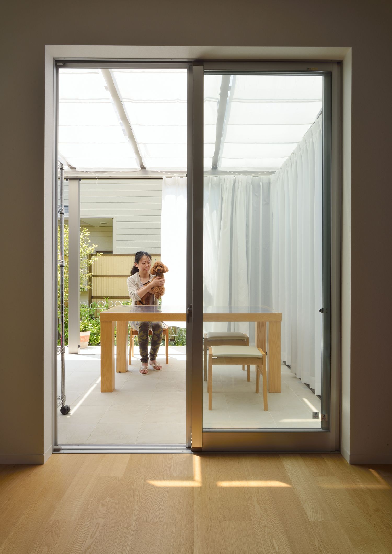 室内とフラットに繋がるプライベートな中庭・デザイン住宅