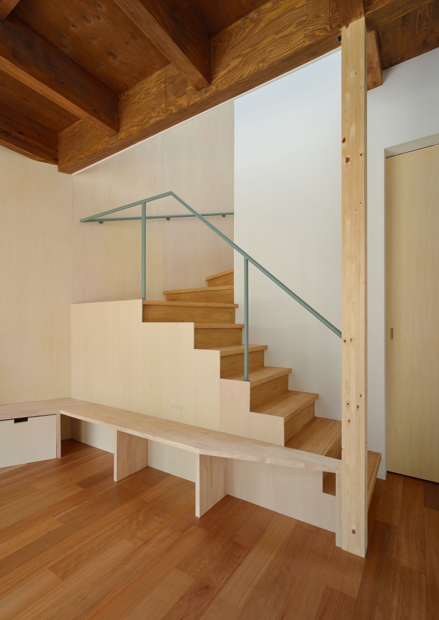 細い手すりを取り付けた木の箱型のリビングイン階段・デザイン住宅