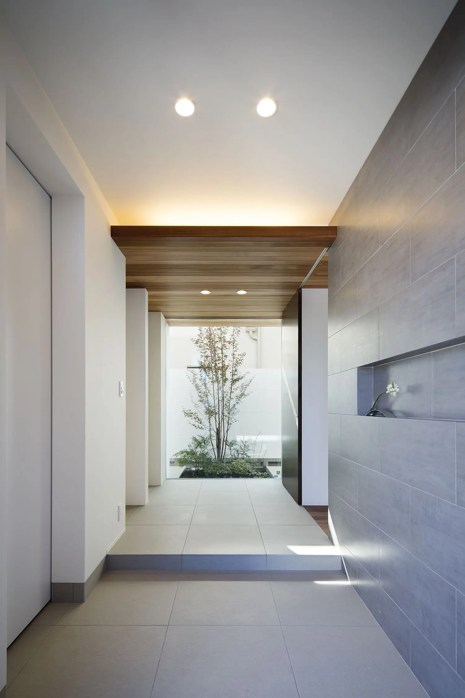 中庭の緑が映える空間