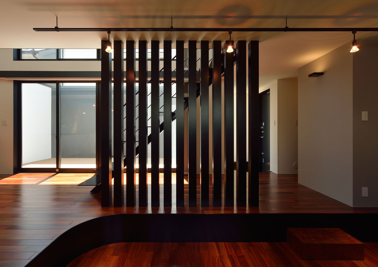 木のルーバーを取り付けたおしゃれなLDK・デザイン住宅