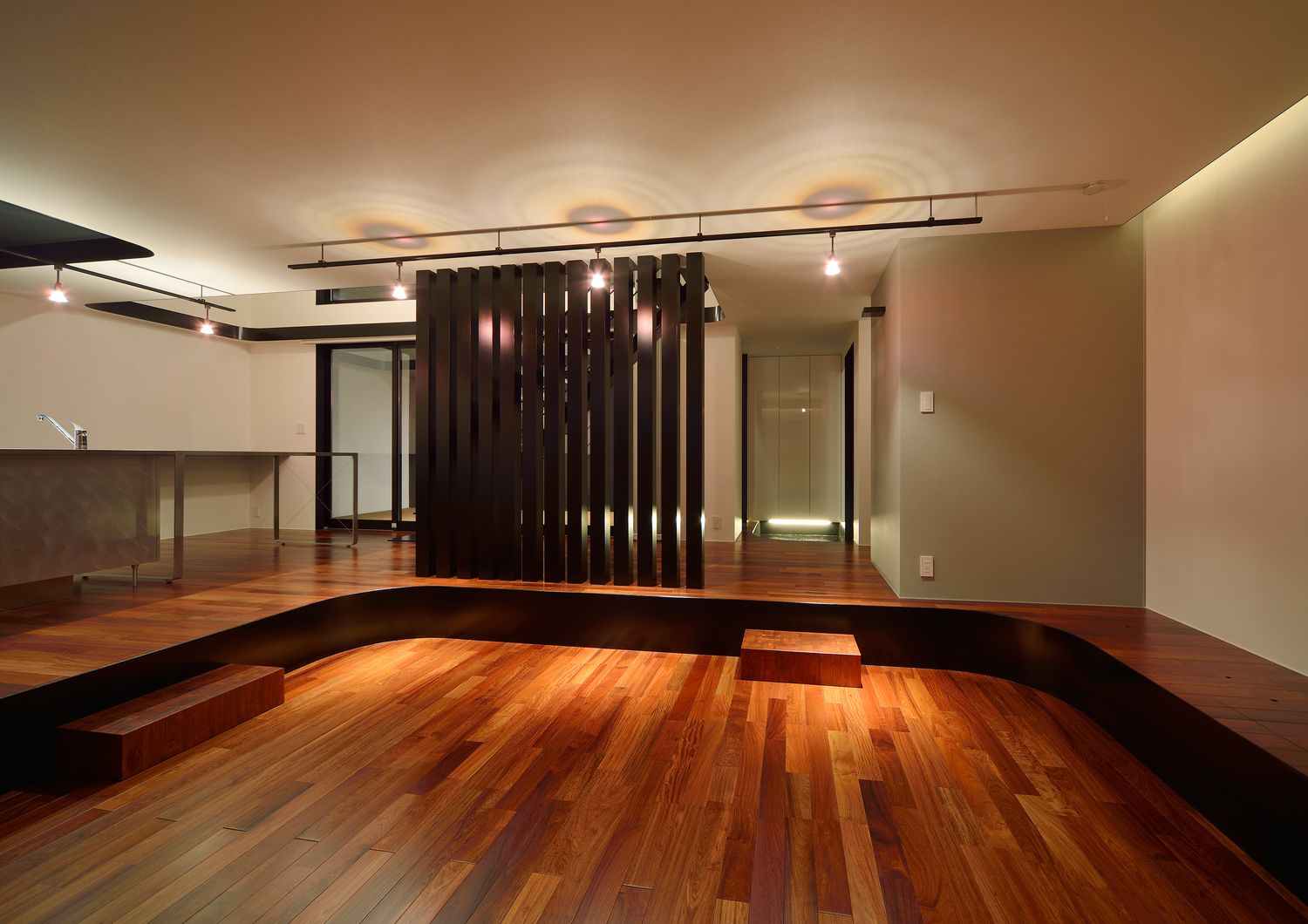 間接照明に照らされるダウンリビングのあるLDK・デザイン住宅